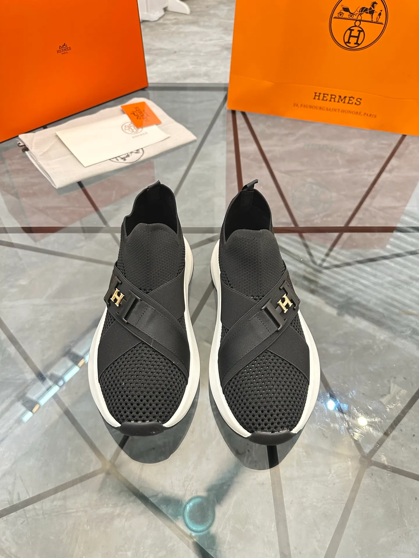 Men's shoes: 💰P620¥ High-end top quality Product trademark: Hermes *"Hermès*" low-top casual shoes Regular size: 38-45 (can be customized to 46) Product materials: Upper imported from the counter original fly weave, breathable lining, cowhide foot pads, original outsole. No.: 001